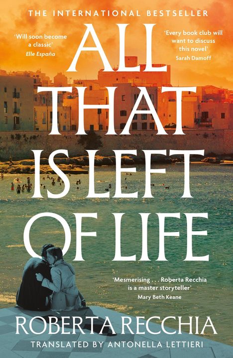 „ALL THAT IS LEFT OF LIFE“ von Roberta Recchia ist ein internationaler Bestseller. Küstenstadt bei Sonnenuntergang.