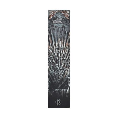 "Game of Thrones" Schriftzug, darunter der eiserne Thron aus Schwertern. Ornamente an den Ecken, Logo unten.