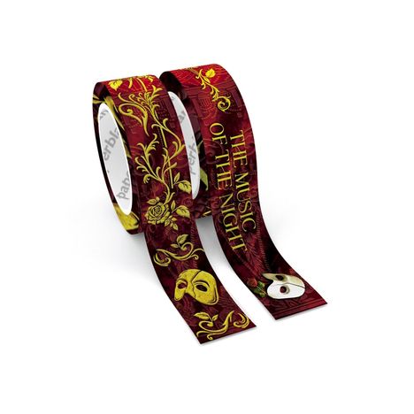 Text: "THE MUSIC OF THE NIGHT". Dies steht auf dunkelrotem Hintergrund mit goldenen Mustern und Masken.