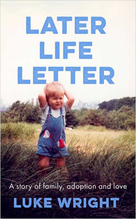 Text: "LATER LIFE LETTER. A story of family, adoption and love. LUKE WRIGHT." Ein Kind steht in einer Wiese mit Stadt im Hintergrund.