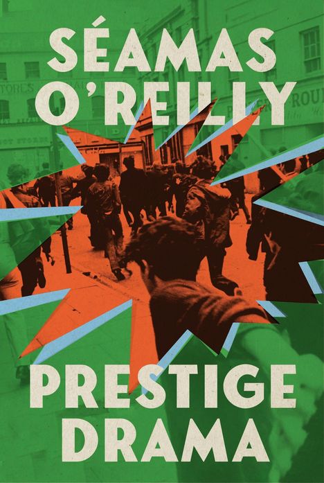 Text „Séamas O’Reilly Prestige Drama“ in großen Buchstaben. Foto einer Menschenmenge ist stilisiert eingebettet.