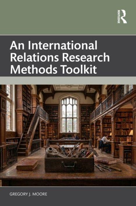 „An International Relations Research Methods Toolkit“ von Gregory J. Moore. Bibliothek mit Holzregalen und Lesenden.