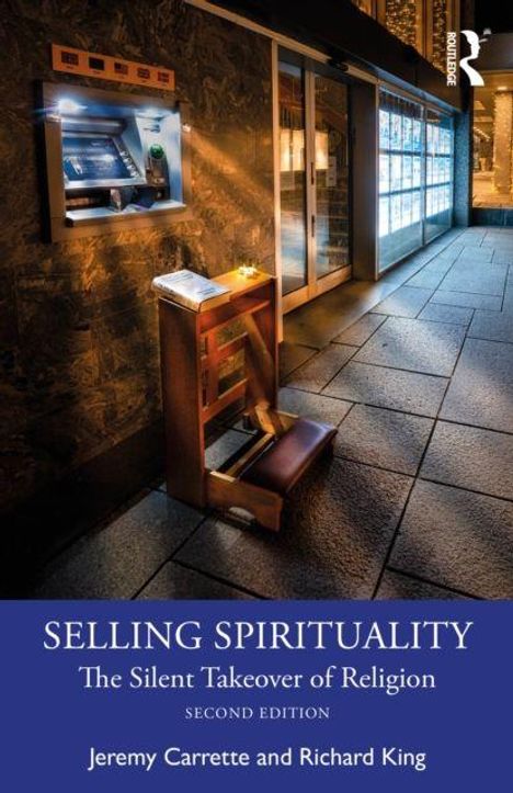 „SELLING SPIRITUALITY: The Silent Takeover of Religion, Second Edition von Jeremy Carrette und Richard King“. Eine Szenerie zeigt einen beleuchteten Gehweg mit einem Schaufenster und einem kleinen Altar mit Kerzen.