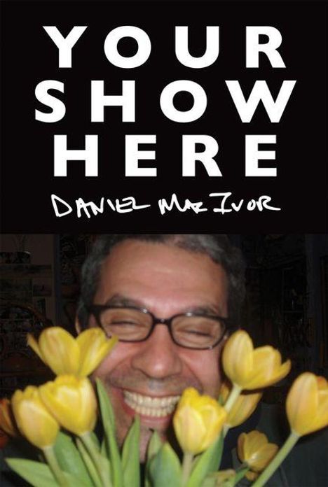 "YOUR SHOW HERE" und "DANIEL MACIVOR" in Weiß. Ein lachender Mann mit Brille hält gelbe Tulpen.