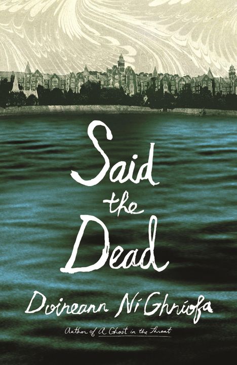 Said the Dead, Doireann Ní Ghríofa. Stadtansicht im Hintergrund, Wasser im Vordergrund, Himmel mit Wellenmuster.
