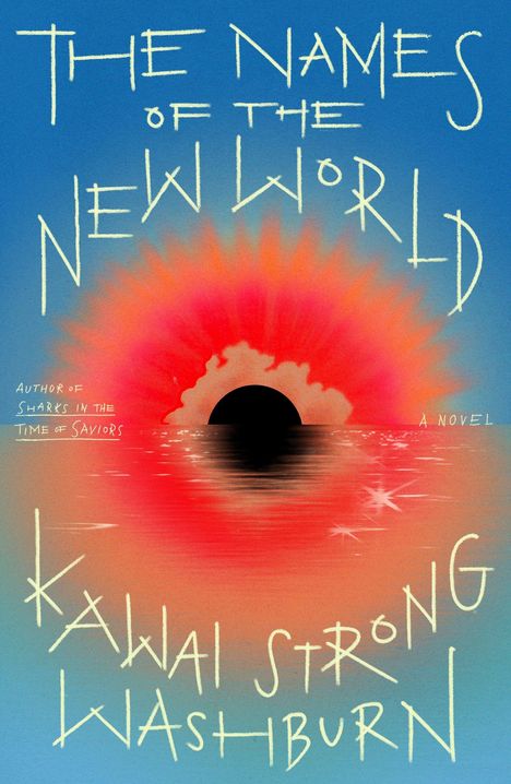 „The Names of the New World“ steht in weiß auf blauem Hintergrund, darüber eine rote Sonne im Meer.