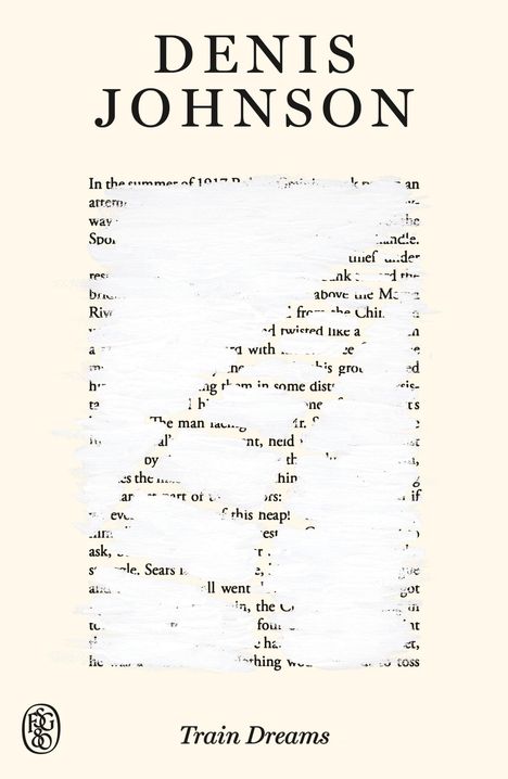 Oben steht „Denis Johnson“, unten „Train Dreams“. Im Hintergrund sieht man teilweis verdeckten Buchtext.