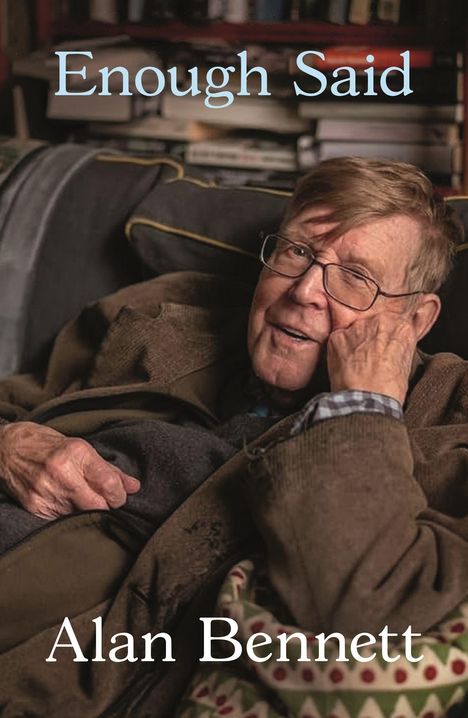 Text oben: "Enough Said", unten: "Alan Bennett". Älterer Mann mit Brille sitzt in einem gemütlichen Raum.