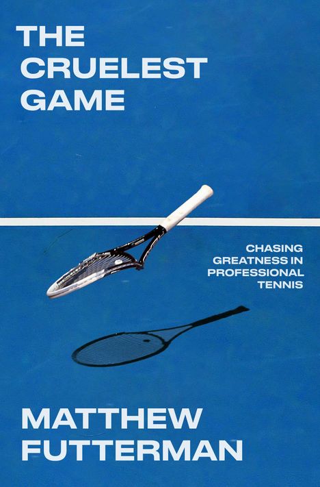 "THE CRUELEST GAME" und "MATTHEW FUTTERMAN" auf blauem Hintergrund, Tennisschläger in der Luft.
