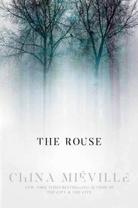 „The Rouse“ und „China Miéville, New York Times bestselling author“. Nebliger Wald mit kahlen Bäumen im Hintergrund.