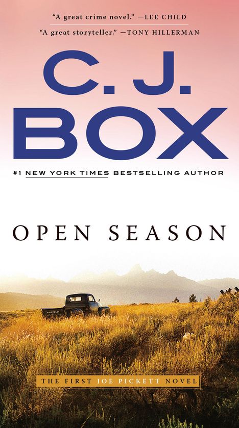 "Open Season" von C.J. Box. Landschaft mit altem Truck in einem Feld, dahinter Berge im Sonnenuntergang.