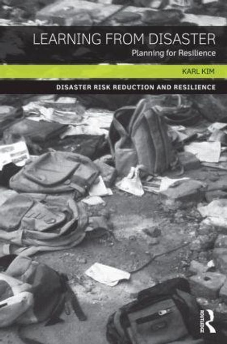 Buchcover mit den Texten: "Learning from Disaster", "Planning for Resilience", "Karl Kim", "Disaster Risk Reduction and Resilience". Im Hintergrund diverse verstreute Taschen.