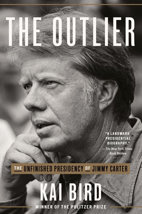 Cover eines Buches: "The Outlier: The Unfinished Presidency of Jimmy Carter" von Kai Bird. Schwarz-weißes Porträt eines älteren Mannes.