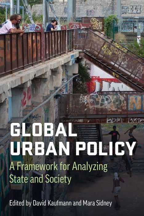 GLOBAL URBAN POLICY, A Framework for Analyzing State and Society. Zwei Menschen überstehen eine graffiti-bedeckte Brücke.