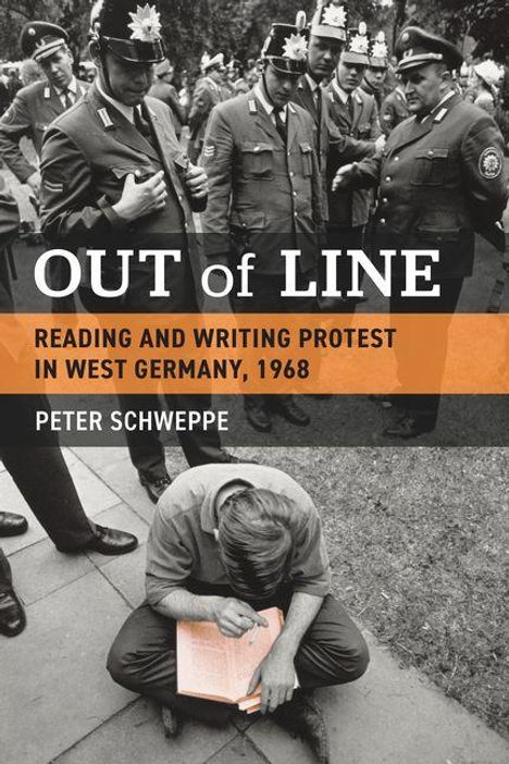 Texte: "OUT of LINE. READING AND WRITING PROTEST IN WEST GERMANY, 1968. PETER SCHWEPPE." Mann sitzt am Boden, Polizeigruppe dahinter.