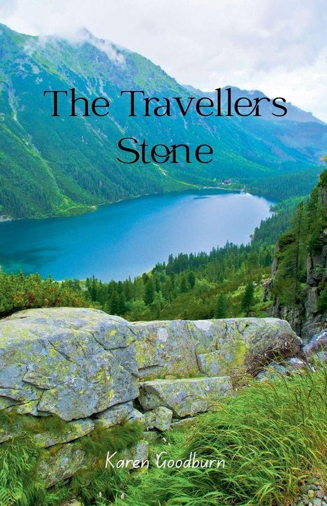 „The Traveller’s Stone“ und „Karen Goodburn“. Ein malerischer See in den Bergen, umgeben von grünen Wäldern.