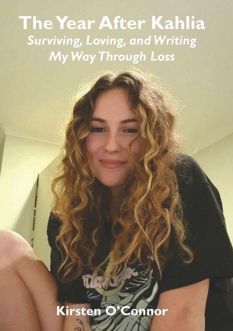 "The Year After Kahlia: Surviving, Loving, and Writing My Way Through Loss" von Kirsten O’Connor. Junge Frau mit lockigem Haar.