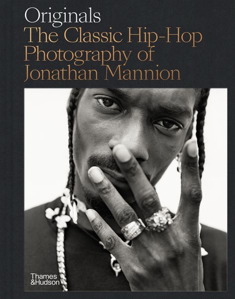 "Originals: The Classic Hip-Hop Photography of Jonathan Mannion." Nahaufnahme eines Mannes mit Ringen, Hand vor dem Gesicht.