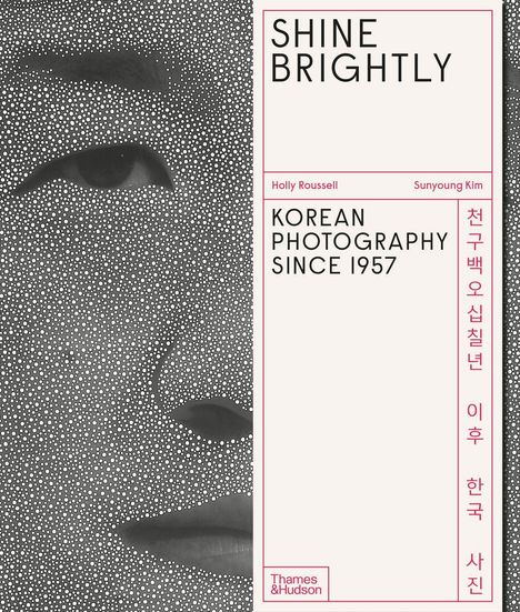 "SHINE BRIGHTLY", "KOREAN PHOTOGRAPHY SINCE 1957". Punktmuster verdeckt teilweise ein Gesicht. Links zwei Autorennamen.