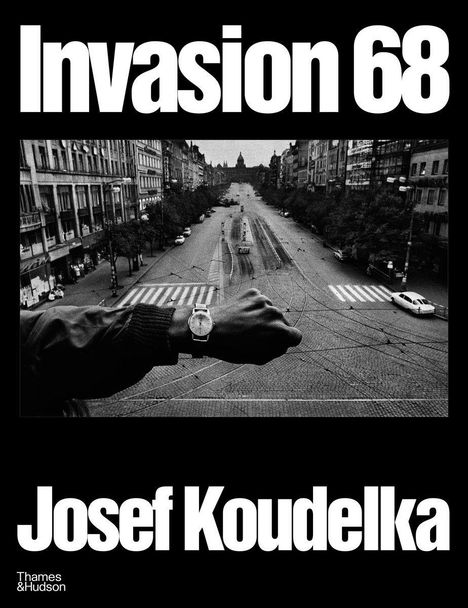 „Invasion 68“, „Josef Koudelka“. Schwarz-weiße Straßenszene mit ausgestreckter Hand und Uhr im Vordergrund.