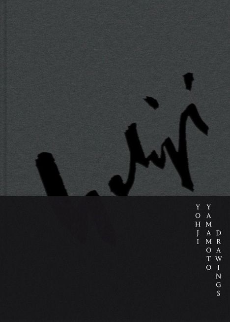 Text: Yohji Yamamoto Drawings. Dunkler Hintergrund mit einem großen, abstrakt gemalten schwarzen Pinselstrich.