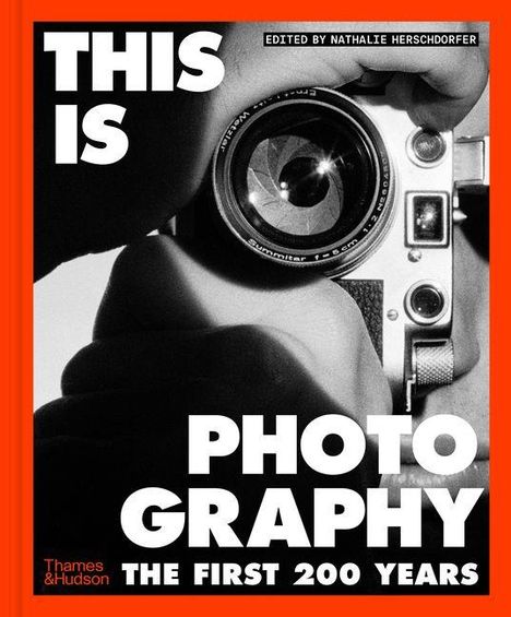 "THIS IS PHOTOGRAPHY: THE FIRST 200 YEARS." Schwarz-Weiß-Bild einer Kamera in Händen, Titel von Nathalie Herschdorfer.
