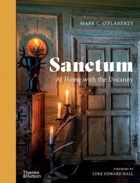 „Sanctum: At Home with the Uncanny“, Mark C. O'Flaherty. 
Ein rustikales Interieur mit Kerzenbeleuchtung.