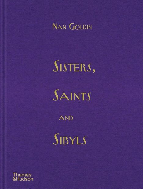 Auf einem lila Hintergrund steht in goldener Schrift: "Nan Goldin, SISTERS, SAINTS AND SIBYLS." Unten "Thames & Hudson".