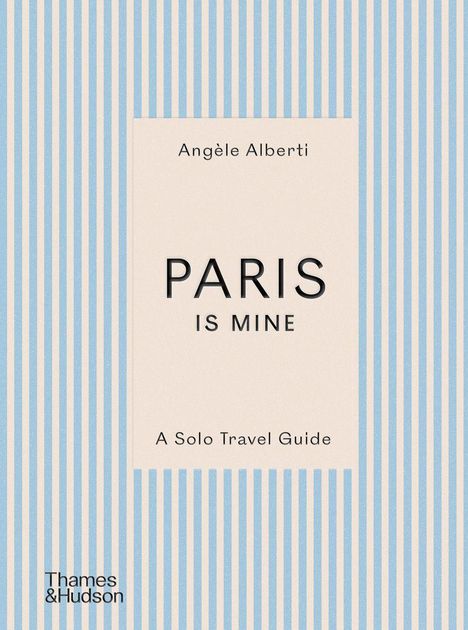 „Angèle Alberti, PARIS IS MINE, A Solo Travel Guide“. Streifen in Blau und Weiß, schlichtes Design.
