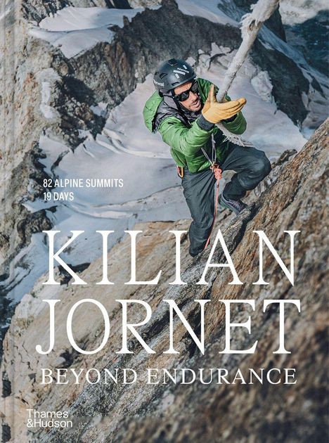 "82 ALPINE SUMMITS 19 DAYS" und "KILIAN JORNET BEYOND ENDURANCE" in großen Buchstaben. Ein Bergsteiger in eisiger Umgebung.
