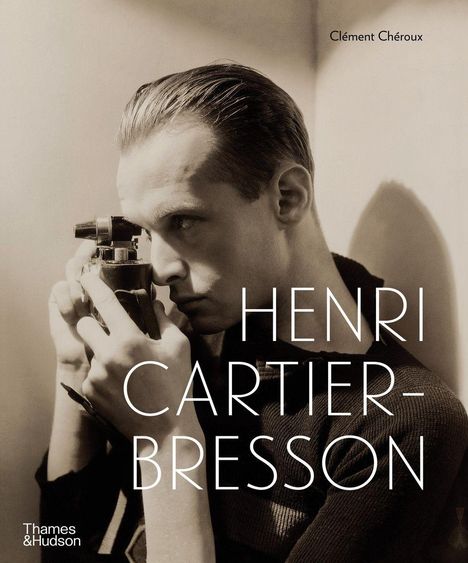 Text: "Clément Chéroux", "Henri Cartier-Bresson". Schwarz-weißes Foto eines Mannes mit Kamera, intensiver Ausdruck.