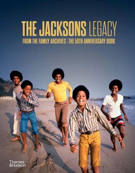 „THE JACKSONS LEGACY, FROM THE FAMILY ARCHIVES, THE 50TH ANNIVERSARY BOOK.“ Fünf junge Männer laufen am Strand.