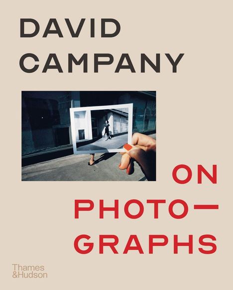 Der Text lautet: "DAVID CAMPANY ON PHOTOGRAPHS". Eine Hand hält ein Foto, im Hintergrund eine Straßenszene.