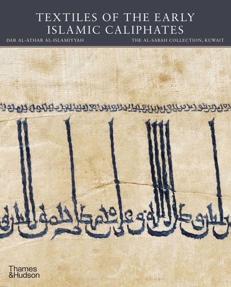"Textiles of the Early Islamic Caliphates" oben, darunter arabische Schrift auf Textilgewebe in blauen Tönen.