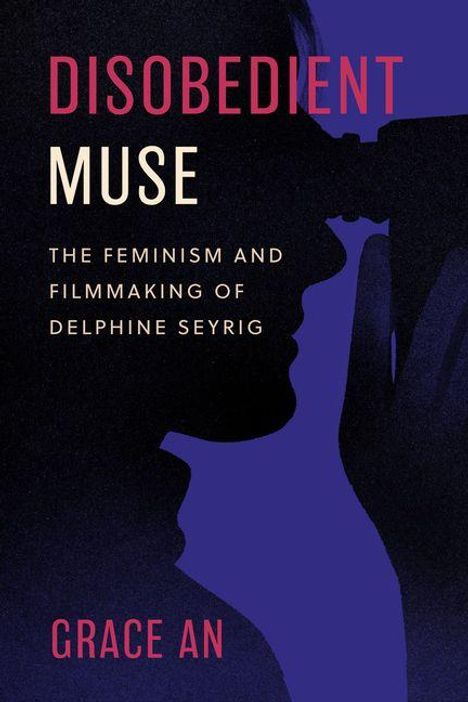 „DISOBEDIENT MUSE: THE FEMINISM AND FILMMAKING OF DELPHINE SEYRIG“ von Grace An. Silhouette einer Person mit Kamera.