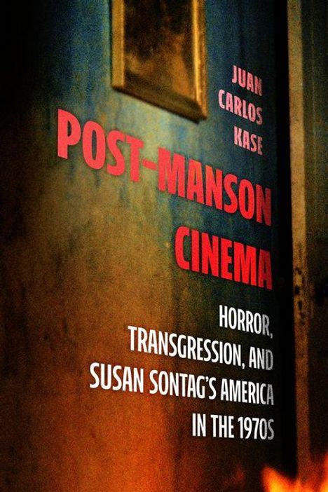 Text: "Juan Carlos Kase, Post-Manson Cinema: Horror, Transgression, and Susan Sontag's America in the 1970s." 
Illustration: Düstere Tür.