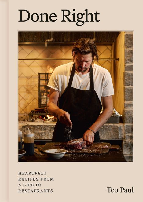 „Done Right. Heartfelt recipes from a life in restaurants.“ Ein Mann salzt ein Steak in einer rustikalen Küche.