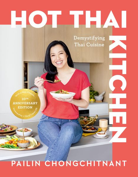 "Hot Thai Kitchen: Demystifying Thai Cuisine. 10th Anniversary Edition. Pailin Chongchitnant. Frau mit Schüssel asiatischer Gerichte."