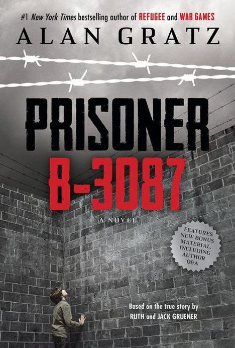 "Prisoner B-3087" von Alan Gratz. Ein Mann schaut in einem mit Stacheldraht versehenden, grauen Ziegelhof auf eine Mauer.