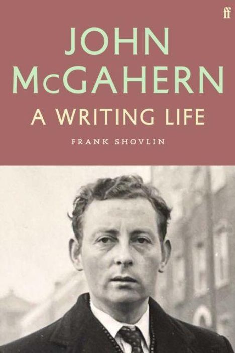 "JOHN McGAHERN A WRITING LIFE FRANK SHOVLIN" über einem historischen Foto eines Mannes im Anzug.