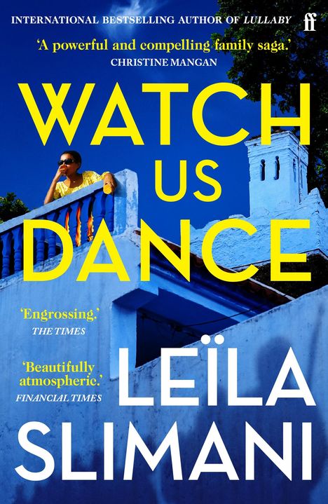 "Watch Us Dance" von Leïla Slimani. Eine Person lehnt an einer blauen Balustrade vor klarem Himmel.