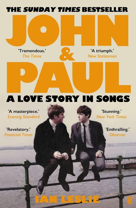 Texte: „THE SUNDAY TIMES BESTSELLER“, „JOHN & PAUL: A LOVE STORY IN SONGS“, „IAN LESLIE“. Zwei Männer sitzen auf einem Geländer.