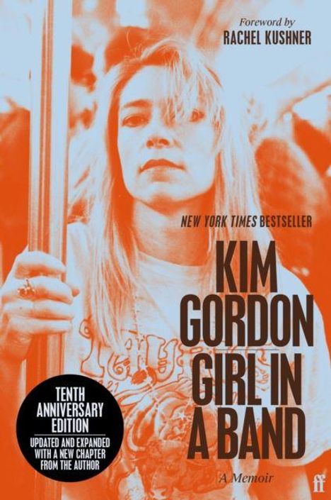 Cover-Text: "Kim Gordon Girl in a Band", "Tenth Anniversary Edition", "Foreword by Rachel Kushner". Frau in U-Bahn.