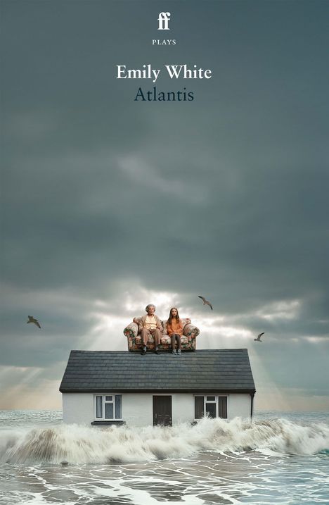 Text: Emily White, Atlantis. Zwei Menschen sitzen auf einem Sofa, das auf dem Dach eines Hauses im Meer steht. Möwen fliegen.