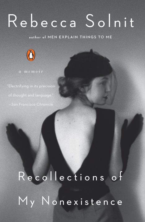 Titel: "Recollections of My Nonexistence" von Rebecca Solnit. Schwarz-weiß Foto einer Frau im rückseitigen Blick.