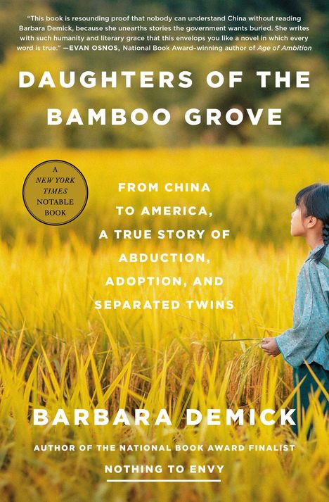 "Daughters of the Bamboo Grove" von Barbara Demick mit einem Kind in einem goldenen Feld.