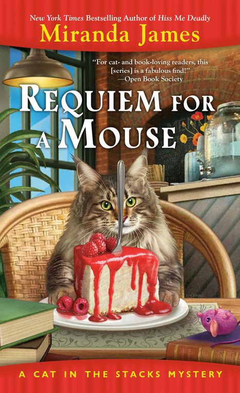„Requiem for a Mouse“ und Autor „Miranda James“. Eine Katze mit Kuchen, Himbeeren, Bücher, lila Spielzeugmaus.