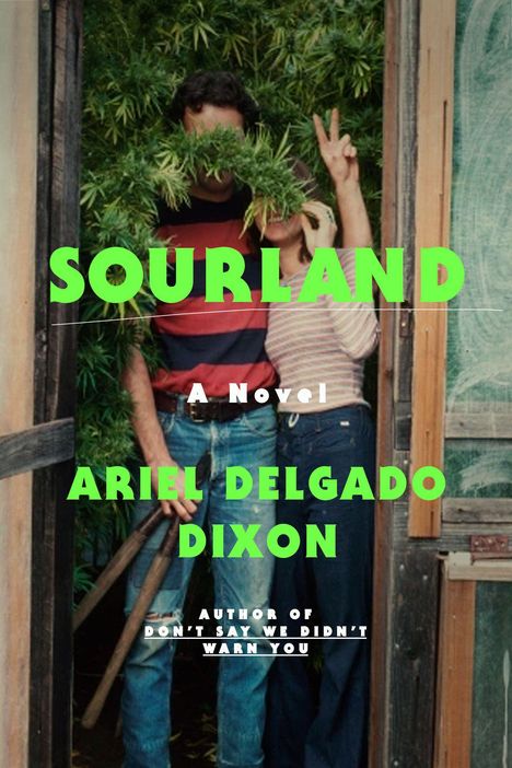 Text: "Sourland, A Novel, Ariel Delgado Dixon, Author of Don't Say We Didn't Warn You." 

Zwei Personen halbverdeckt hinter Pflanzen, eine zeigt das Peace-Zeichen.