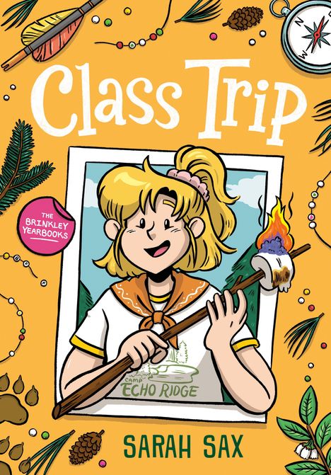 Der Text sagt "Class Trip", "The Brinkley Yearbooks", "Camp Echo Ridge", "Sarah Sax". Illustration: Mädchen mit Marshmallow am Stock.