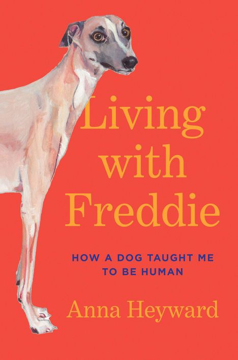 "Living with Freddie. How a dog taught me to be human. Anna Heyward." Illustration eines Hundes auf orangefarbenem Hintergrund.